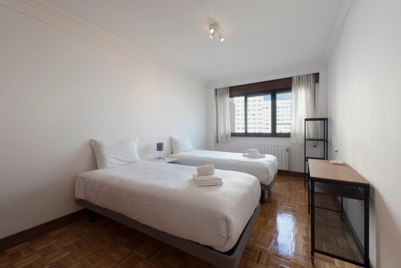 Lovelystay - Charming 3Br Flat W/ Free Parking In Devesas Vila Nova de Gaia Esterno foto